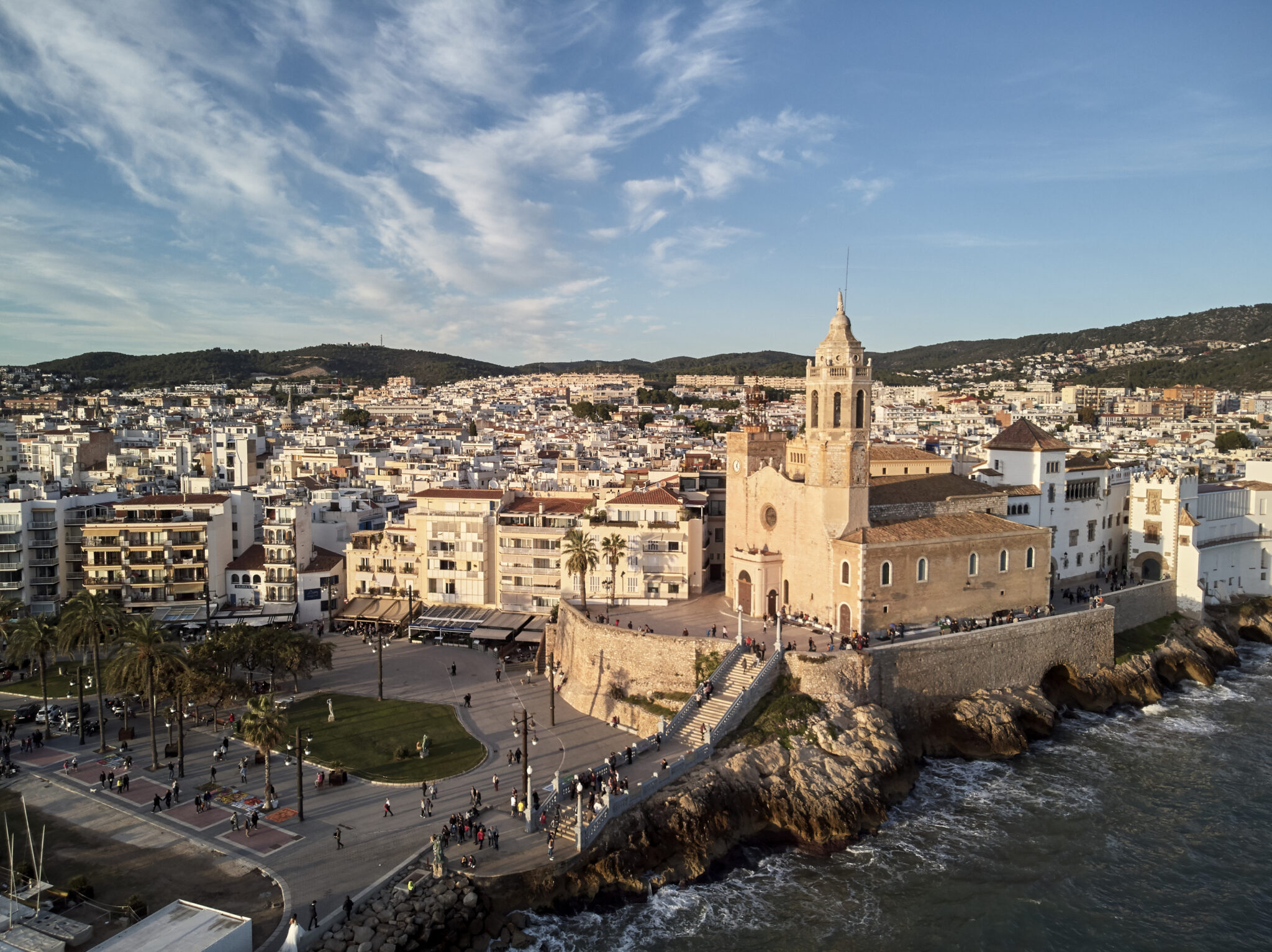 Vista aérea del casco antiguo y la iglesia de Sant Bartomeu i Santa Tecla junto al mar en Sitges