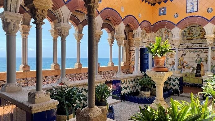 Claustro del Palau de Maricel con vistas al mar